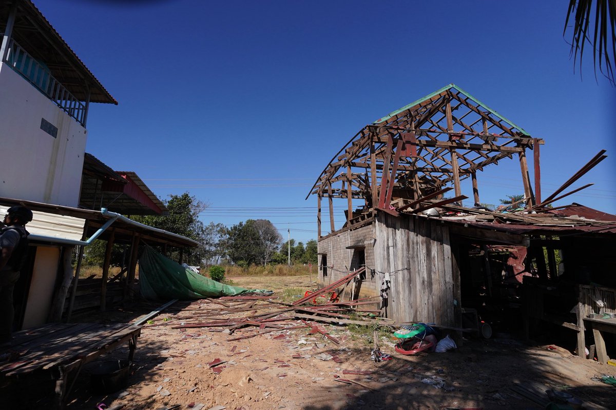 pheaktraneth's tweet image. Many homes of Cambodian civilians in Konkriel Sangkat, Samraong City, Oddar Meanchey Province, have been almost completely destroyed due to shelling and bombing carried out by invading Thai troops. As of December 20, 2025, it has been 14 days since the Thai armed forces launched