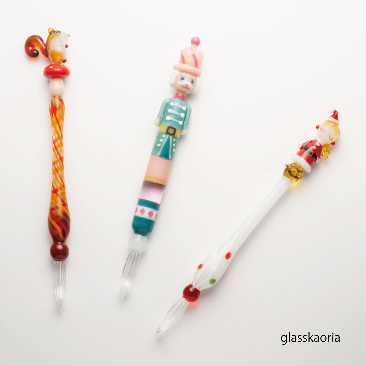 ☆-WEBSHOP作品掲載のお知らせ-☆

〇glasskaoria / アトリエ グラスカオリア
個性的で華やかなガラスペン
クリスマス限定の作品をさまざまなバリエーションで掲載
lampwork-museum.ocnk.net/product-list/4…

当館またはWEBSHOPにて販売中♪

#アトリエグラスカオリア #ガラスペン #KOBEとんぼ玉ミュージアム #神戸観光
