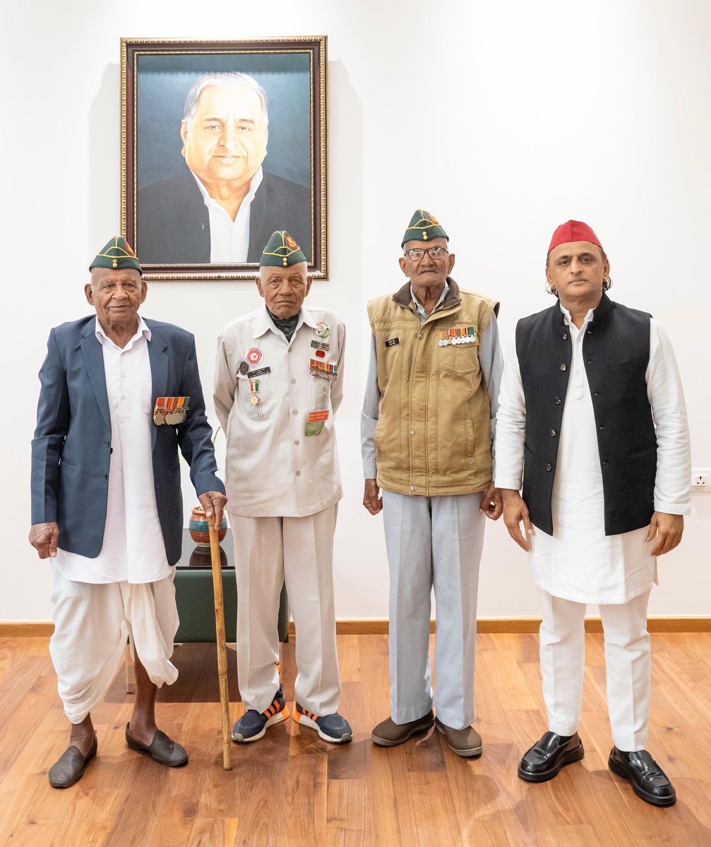 yadavakhilesh's tweet photo. ‘रेजांग ला’ के वीर सैनिकों के सम्मान के सौभाग्यशाली क्षण। 

जय हिंद! https://t.co/i0STj2tiUV
