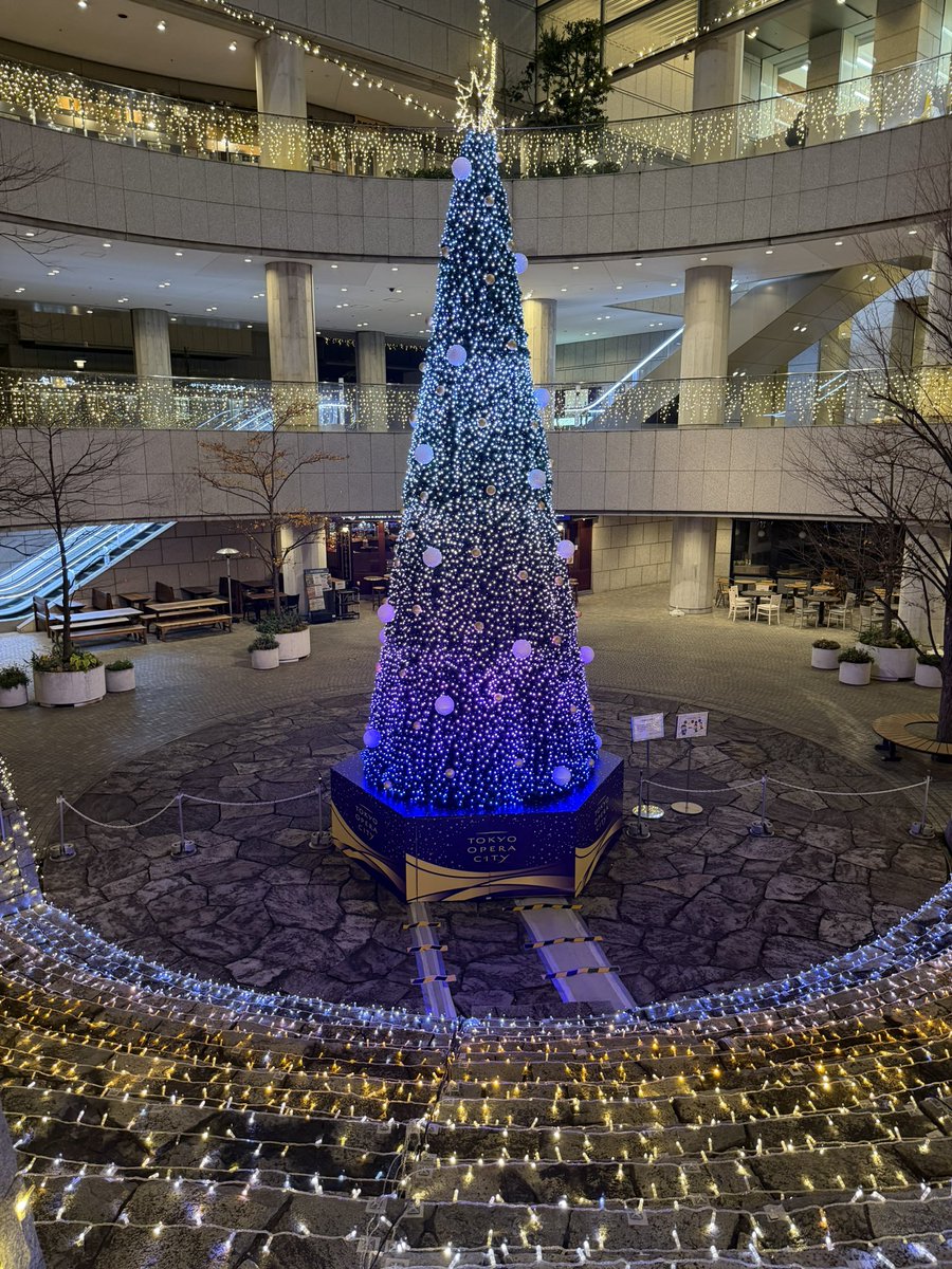 hideki_kise's tweet photo. イルミネーション✨
たまたま通った場所で綺麗に輝いていたので📸
こちらは京王新線の初台駅！
クリスマス期間はやっています😆
周辺にはまだオススメはないですが、近くに代々木公園などデートスポットは近くにあるので近くに寄った方は是非😍

#イルミネーション #デート #京王線 https://t.co/5azJsOT02j