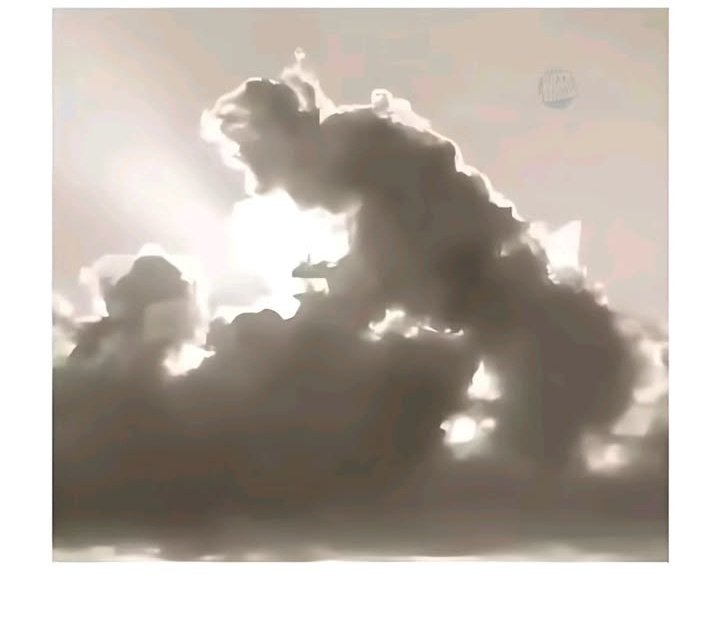 Anamugarura's tweet image. Even the clouds are dating and there's you who's single and contented😏 are you okay🙄🙄