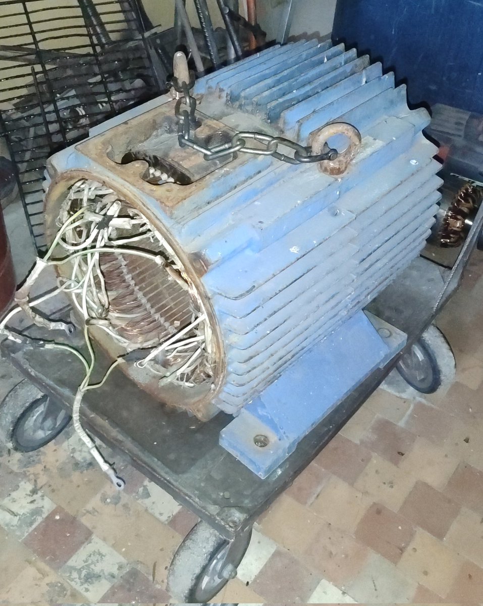 Людзі нічаму не вучацца.
Прывезлі, кінулі і цішыня 2 тыдні.
Аднак на перадзе доўгія выходныя, НГ і вангую, што ў іх гэтае абсталяванне абавязкова лясне і пачнецца мітусня і тузанне "зрабіце хутчэй, мы сёння жа аплацім 😭😭😭".