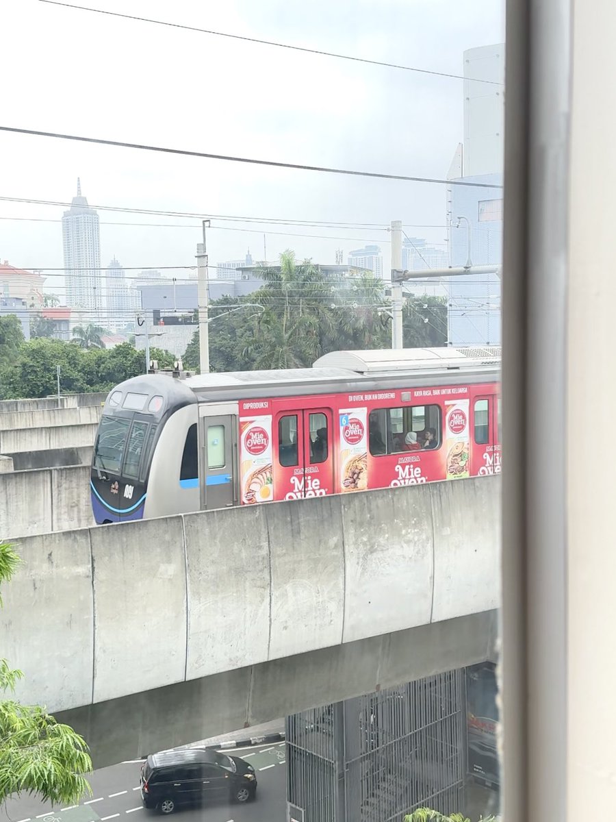 cloudysnowys's tweet photo. my go-to Hotel every time i’m in Jakarta.

affordable, super strategic (Mall &amp; kuliner Blok M literally dekat), jalan dikit langsung MRT. service? 10/10. would stay here again &amp; again 🤍

bonus dari kamar viewnya langsung MRT ⭐️ https://t.co/CwuzKTB74I
