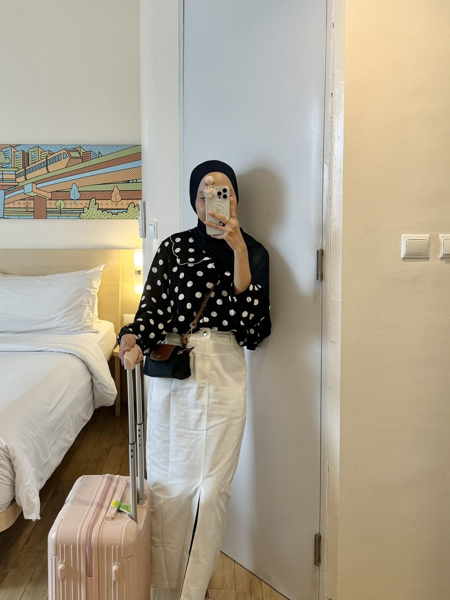 cloudysnowys's tweet photo. my go-to Hotel every time i’m in Jakarta.

affordable, super strategic (Mall &amp; kuliner Blok M literally dekat), jalan dikit langsung MRT. service? 10/10. would stay here again &amp; again 🤍

bonus dari kamar viewnya langsung MRT ⭐️ https://t.co/CwuzKTB74I