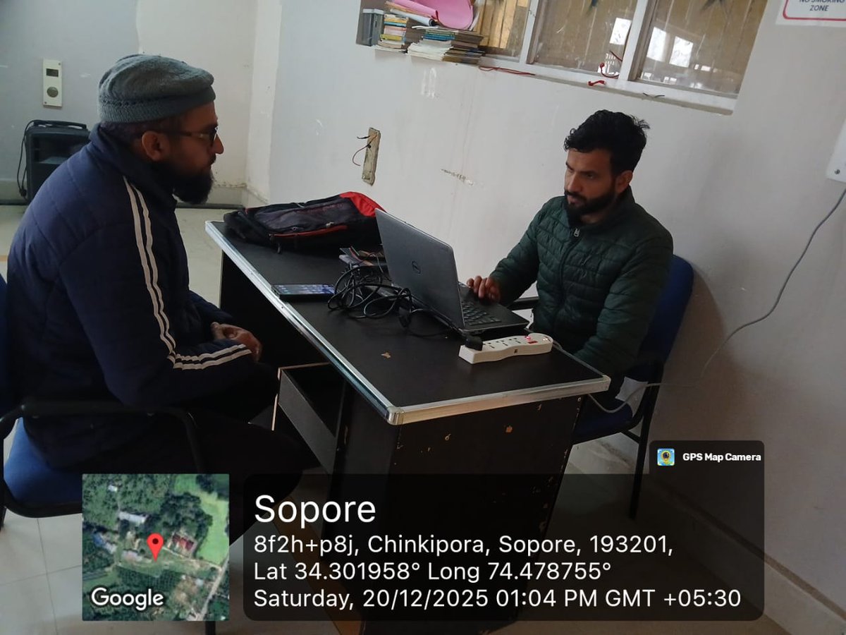 Under the Good Governance Week initiative, DECC Baramulla (SBDU) held an awareness/grievance redressal camp, benefiting nearly 74 applicants through immediate guidance, facilitation, and resolution of grievances. #PrashasanGaonKiOre #GoodGovernanceweek2025