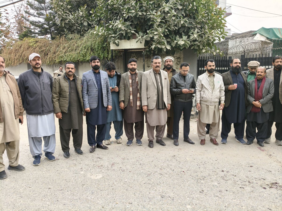 ChMamoon's tweet photo. President PTI Youth Wing NP Raja Saqib Ali and 13 other activists were arrested from outside the Adyala jail. We PTI workers are standing outside the Anti-Terrorist Court to express solidarity with them. The workers were judicial today.
@ImranKhanPTI @ZiadKayaniPTI https://t.co/JTVKEwWVMO
