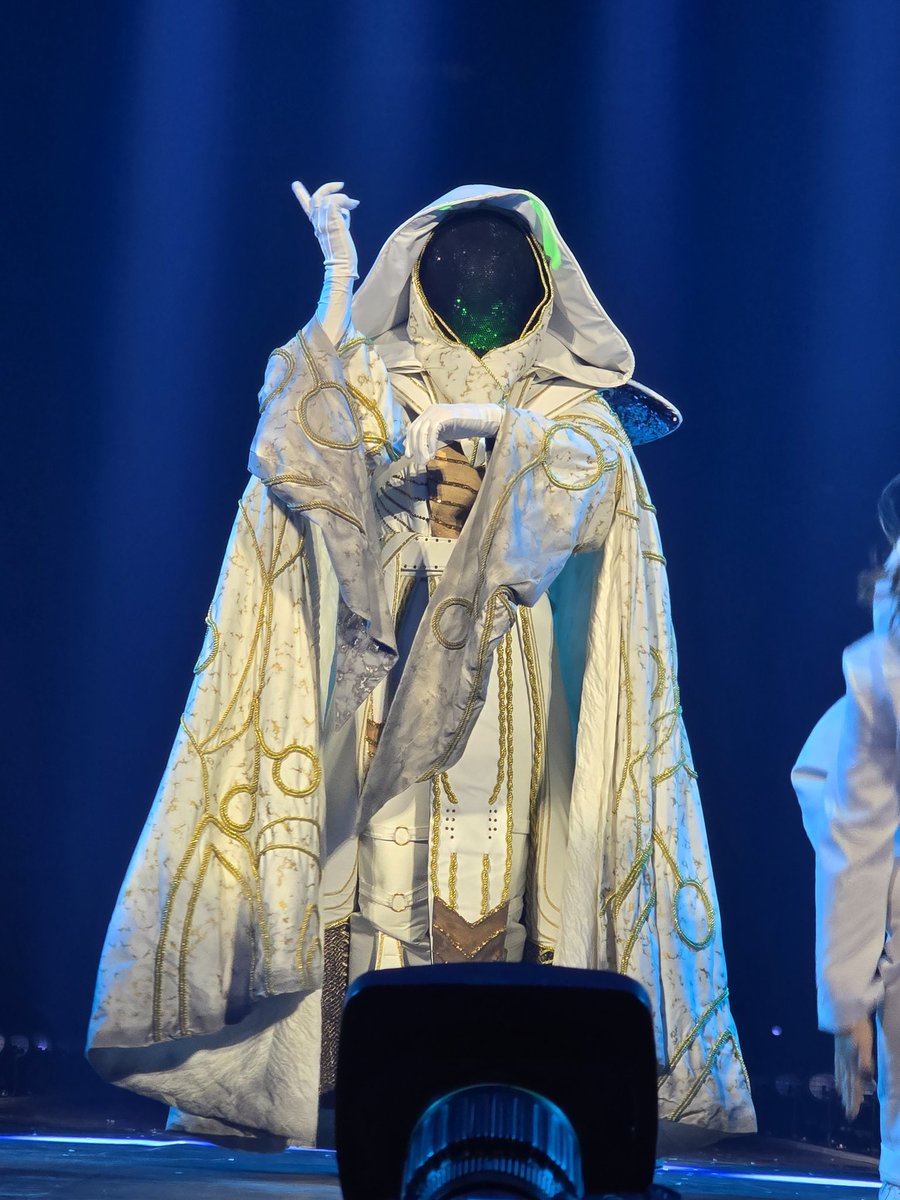 cschil83's tweet photo. Onze favoriete tovenaar... #TheMaskedSinger https://t.co/JZuWkY7lda