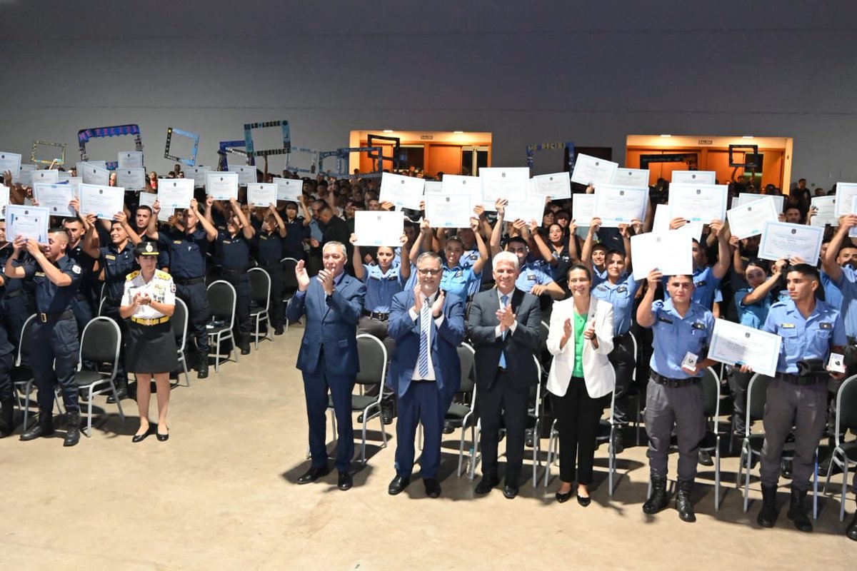Acompañé ayer a los 115 egresados de nuestro INSTITUTO DE SEGURIDAD PÚBLICA en su acto de colación de grado. Luego de tres años de estudio y formación policial y penitenciaria recibieron su título y desde el 1 de enero pasarán a formar parte de nuestras fuerzas de seguridad