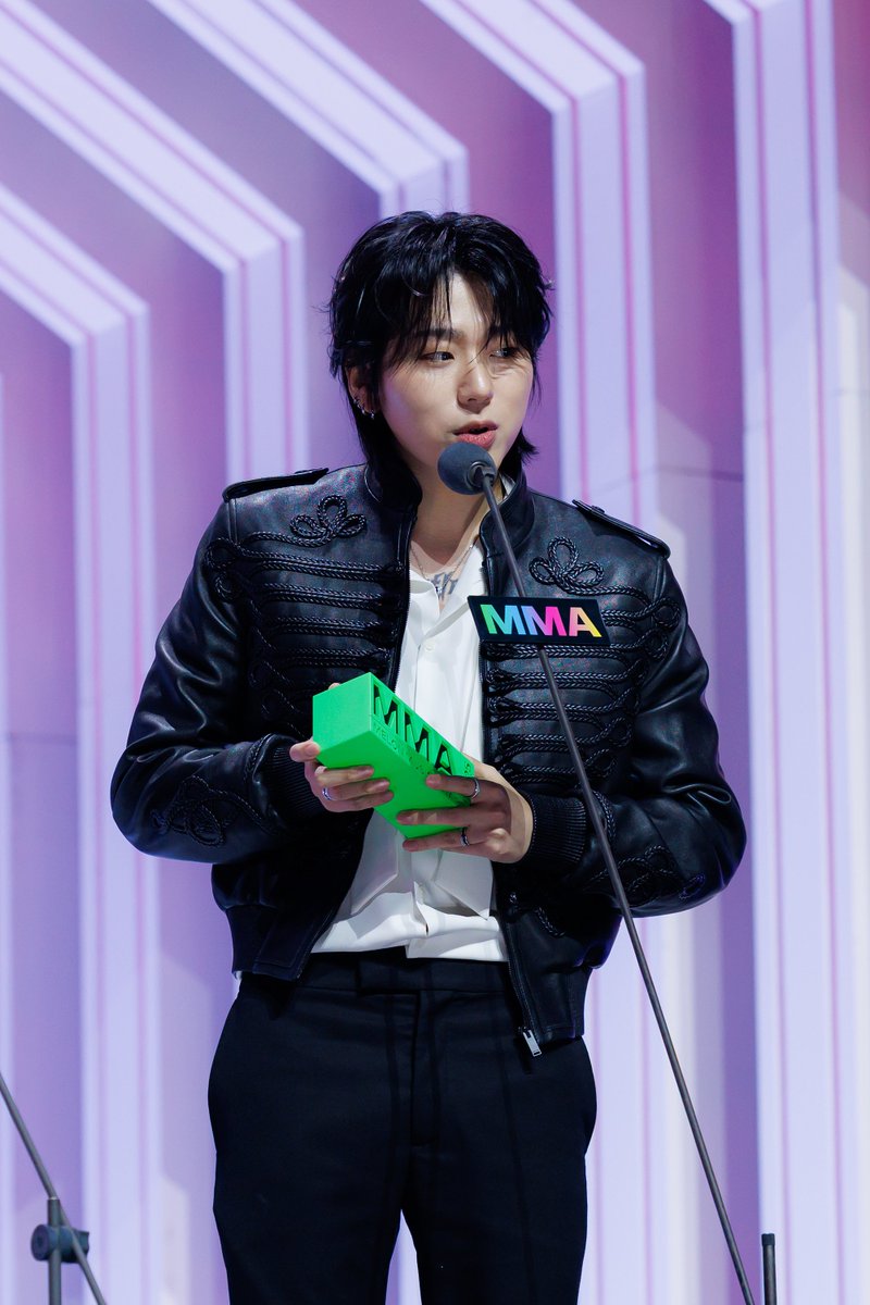 ZICO wins 'Best Producer' Award at the 2025 MelOn Music Awards.