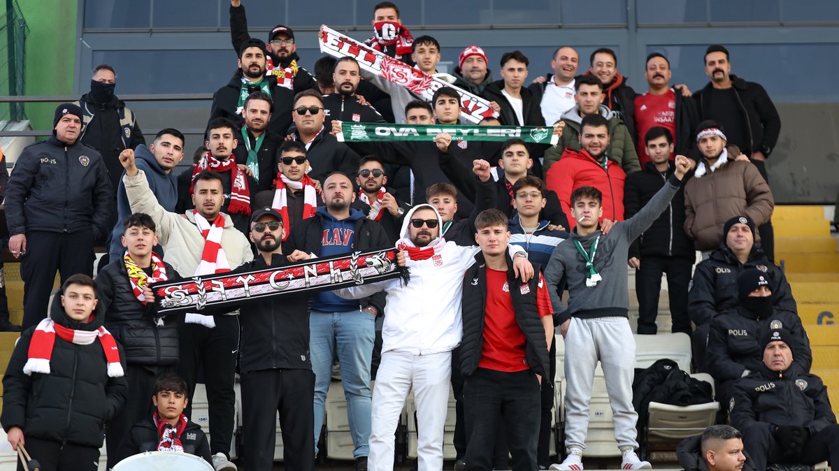 Sivasspor's tweet photo. Her şartta, her yerde…
Yanımızda olan Yiğidolarımıza minnettarız. https://t.co/U6FPIk6HIu