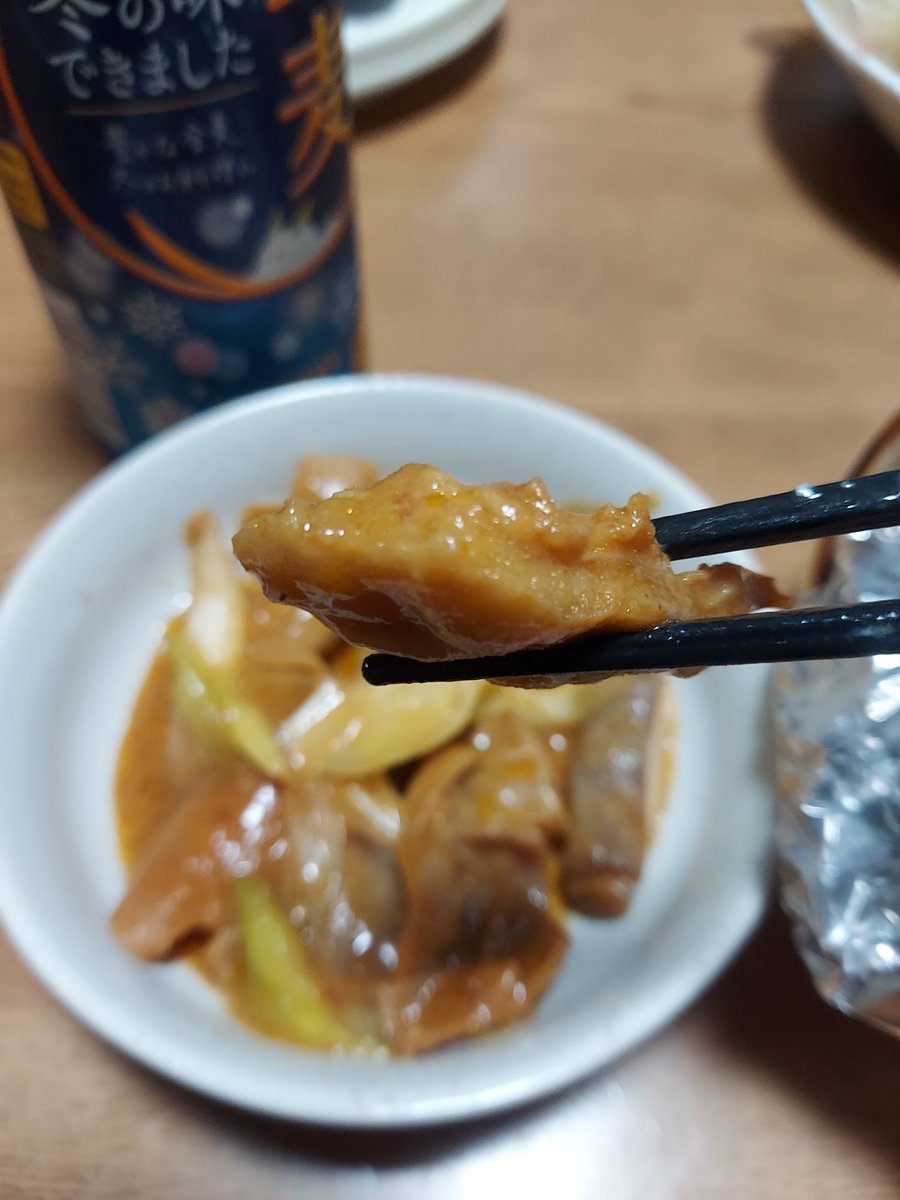 yfe27420's tweet photo. 皆様お疲れ様です。今夜は鱈のホイル蒸しと、つがる味付けホルモン地球村です。ひきわり納豆とメカブ豆腐の柚子ポンのお通しも付けました。この地球村ホルモンが旨く酒が進みます。僕と皆様の良き週末を祈って乾杯🍺🎶🍺🎶🍺 https://t.co/lv7PkJSuxV