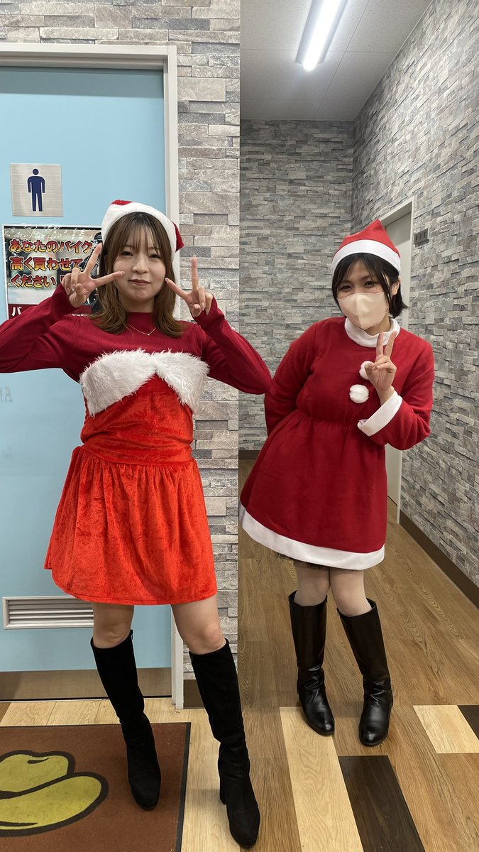 AichiSTATIONR25's tweet photo. 岐阜2りんかんでの最後のお仕事
りさちゃんサンタと愛車とのツーショット記念撮影📸

チェキも(*˘͈ ˘͈ ∩♥️∩ ｲﾀﾀﾞｷﾏｼﾀ*ෆ

そして

岐阜2りんかんの女性スタッフもサンタコスしてたのでりさちゃんと一緒にﾊﾟｼｬﾘ! Σpω･´)

@risamaru_rebel https://t.co/7OYfWaOm2G