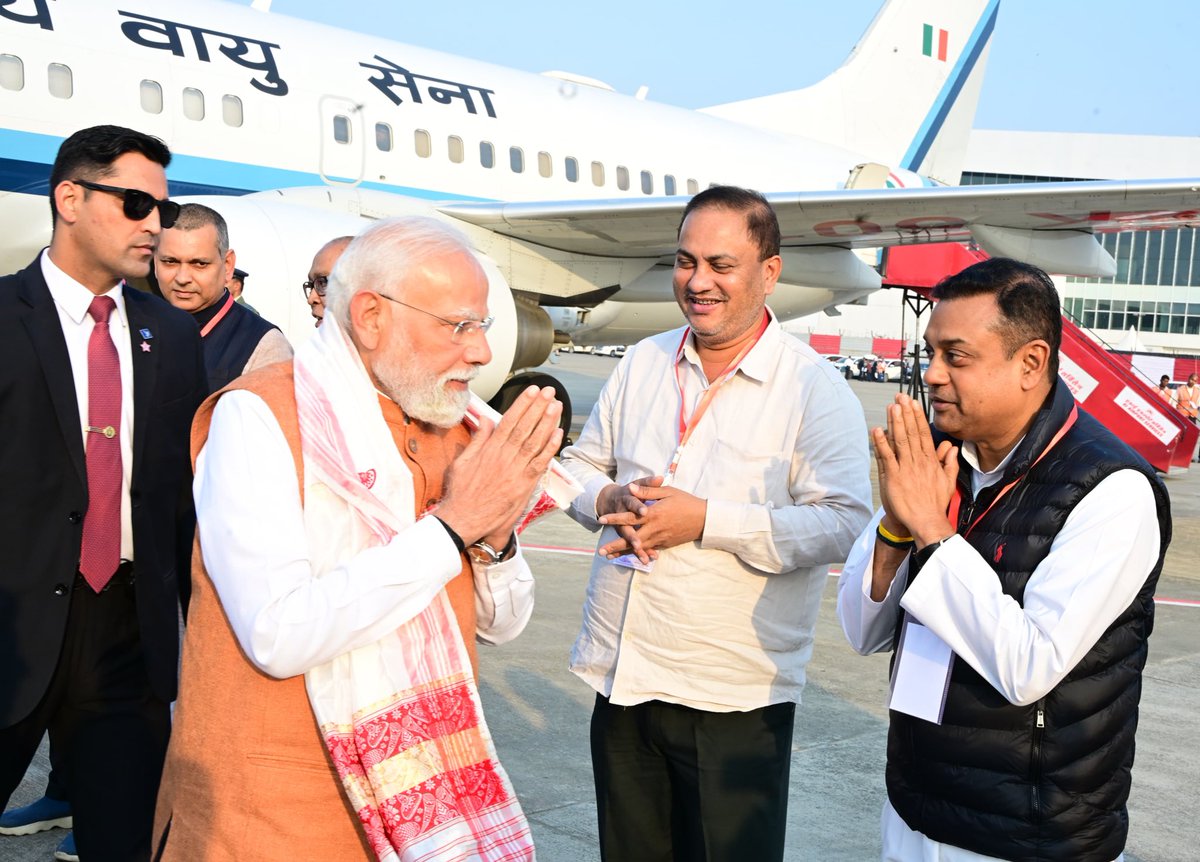 मां कामाख्या की पवित्र भूमि गुवाहाटी, असम आगमन पर विश्व के सर्वाधिक लोकप्रिय नेता, गांव, गरीब, किसान, महिला और नौजवानों के मसीहा, माननीय प्रधानमंत्री श्री <a href="/narendramodi/">Narendra Modi</a> जी का हृदयपूर्व स्वागत और अभिनंदन किया।

#PMModiInAssam