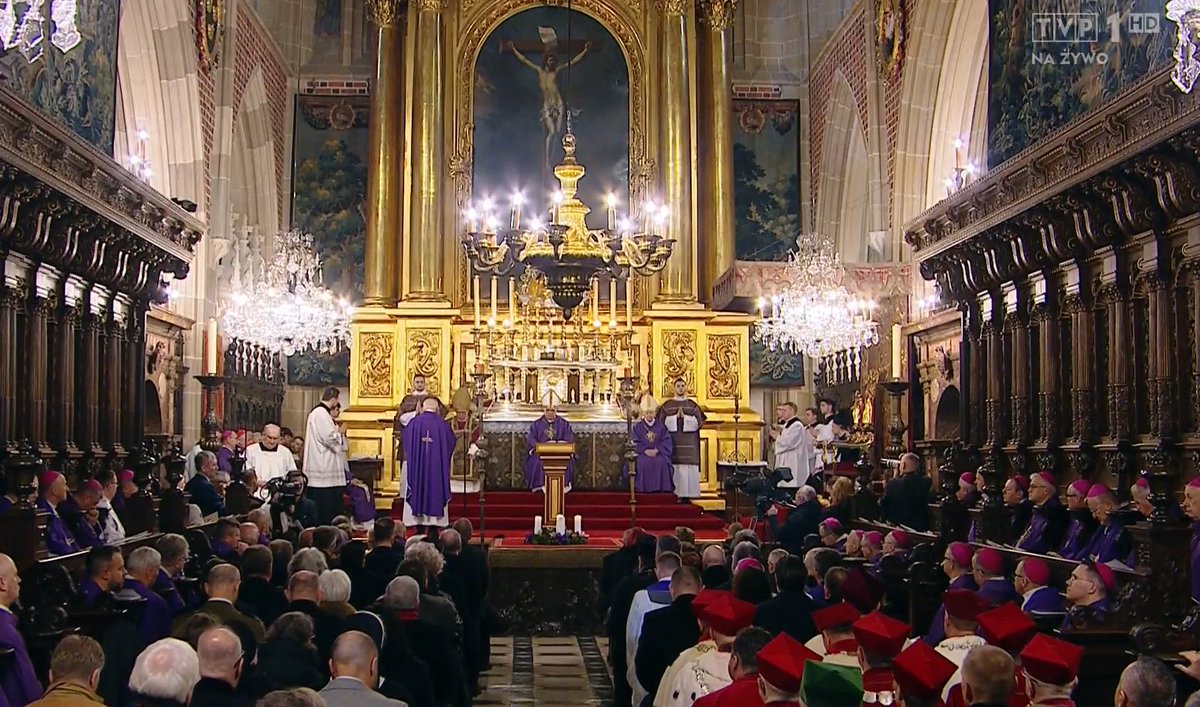 EpiskopatNews's tweet photo. Eucharystię rozpoczyna Nuncjusz Apostolski w Polsce abp Antonio Guido Filipazzi. Dziekan Kapituły Metropolitalnej wita nowego Arcybiskupa Metropolitę.
#ingres

Fot. screen TVP1 https://t.co/Ni8oykYrnC