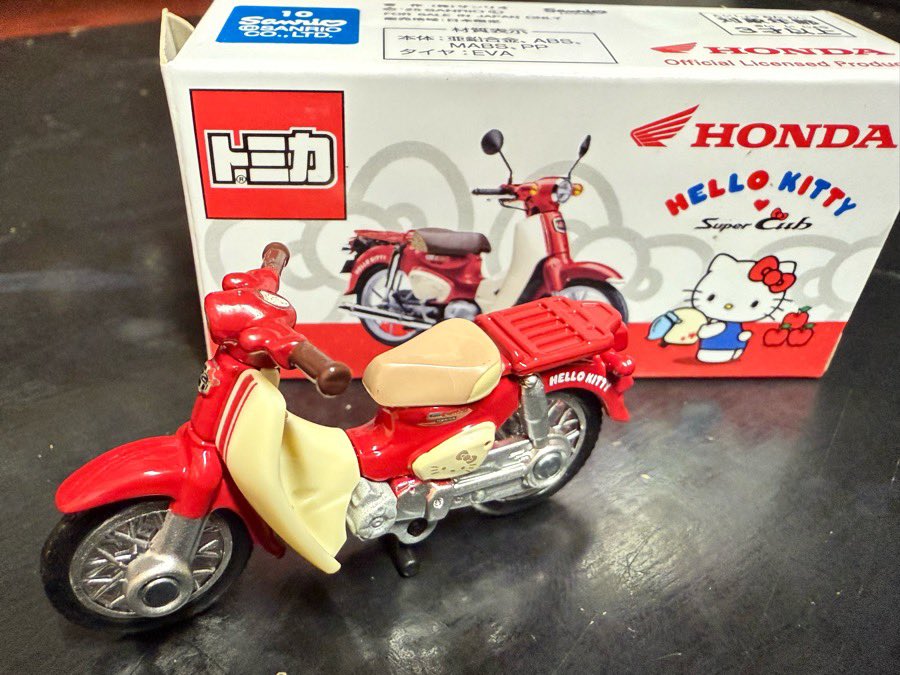 トミカそこそこコレクターなので入手🛵 スーパーカブ x HELLO KITTY