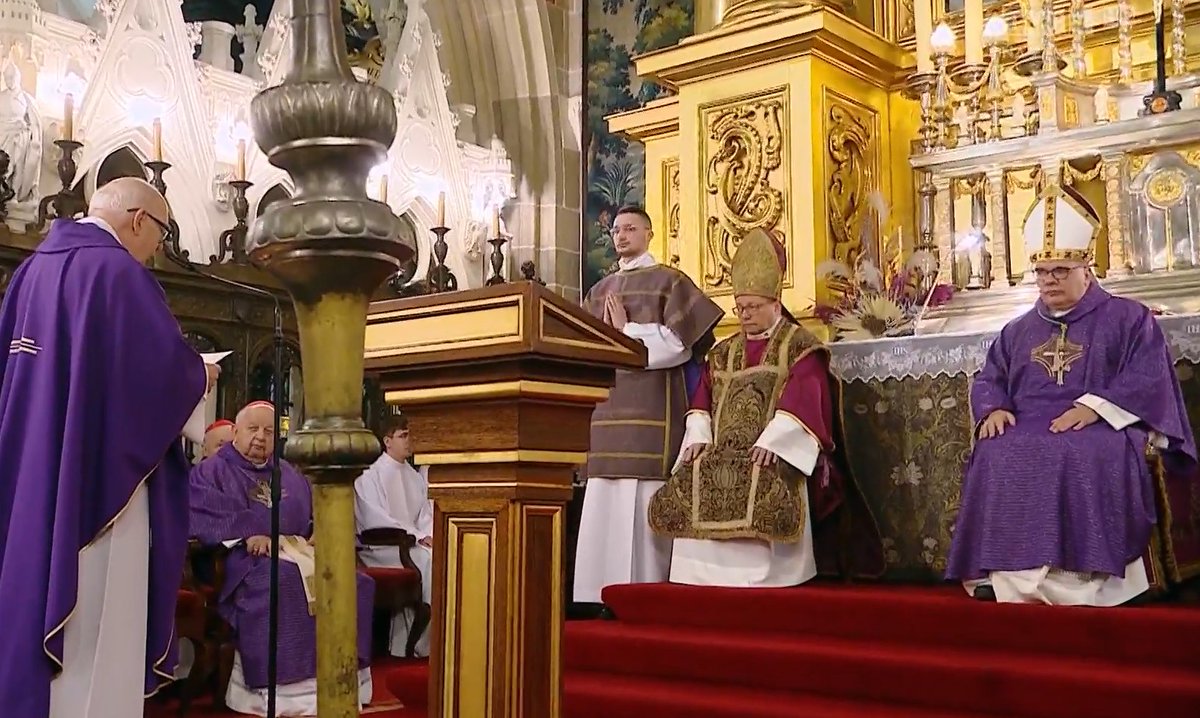 EpiskopatNews's tweet photo. Eucharystię rozpoczyna Nuncjusz Apostolski w Polsce abp Antonio Guido Filipazzi. Dziekan Kapituły Metropolitalnej wita nowego Arcybiskupa Metropolitę.
#ingres

Fot. screen TVP1 https://t.co/Ni8oykYrnC