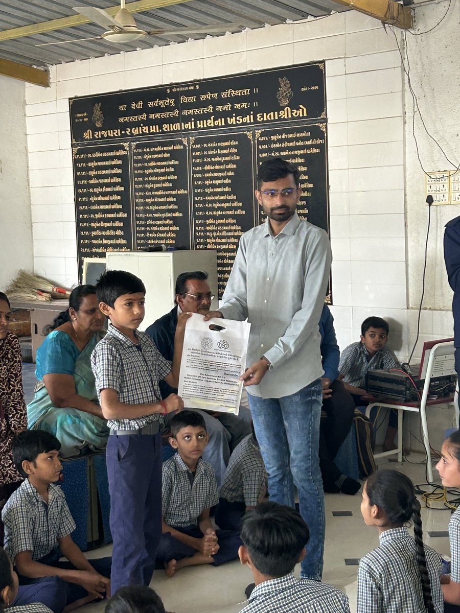 abhaypandya1512's tweet image. ભાવનગર જિલ્લાની સરકારી પ્રાથમિક શાળામાં ભણતા બાળકો માટે અમારા @Udan4all_ દ્વારા Habit Changing પ્રોગ્રામ શરૂ કર્યો છે એમના અંતર્ગત વિદ્યાર્થીઓને ‘પ્રારંભ કીટ‘ આપવામાં આવી..

#Shikshagali #NGO #Bhavnagar @sunnysweet201 @Varishna_smrt