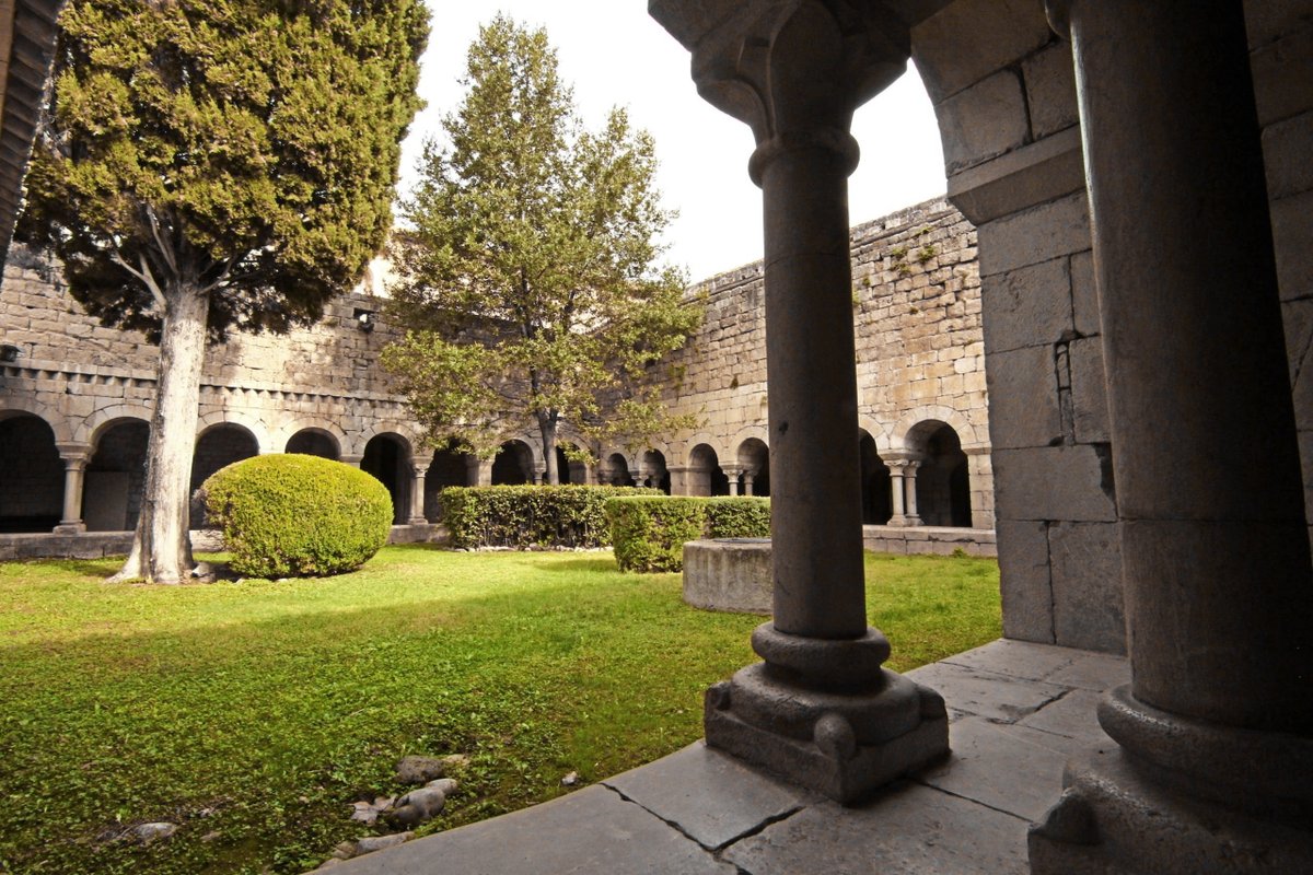 Jardí del claustre de Santa Maria de Vilabertran.
L’actual enjardinament està compost per un gran xiprer i un llorer...