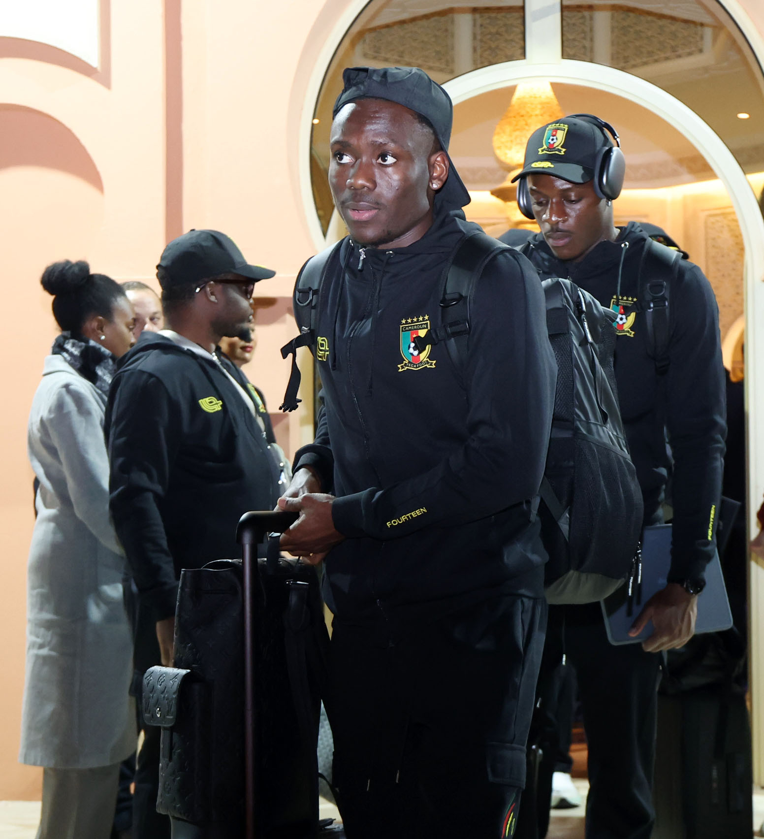 بينهم مبيومو.. وصول منتخب الكاميرون إلى المغرب استعداداً لخوض منافسات #كأس_أمم_أفريقيا 