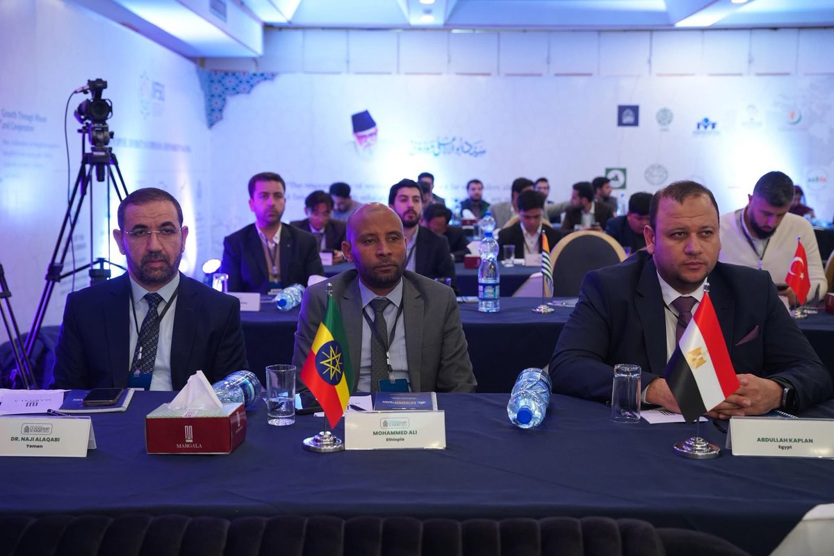 𝗜𝗻𝘁𝗲𝗿𝗻𝗮𝘁𝗶𝗼𝗻𝗮𝗹 𝗟𝗲𝗮𝗱𝗲𝗿𝘀𝗵𝗶𝗽 𝗦𝘂𝗺𝗺𝗶𝘁 𝟮𝗸𝟮𝟱 | 𝗜𝗜𝗙𝗦𝗢 | 𝗝𝗮𝗺𝗶𝗮𝘁 𝗣𝗞

President IJT Hassan Bilal Hashmi warmly welcomed all distinguished guests and participants, setting a thoughtful and inclusive tone for the summit.

#JamiatPk