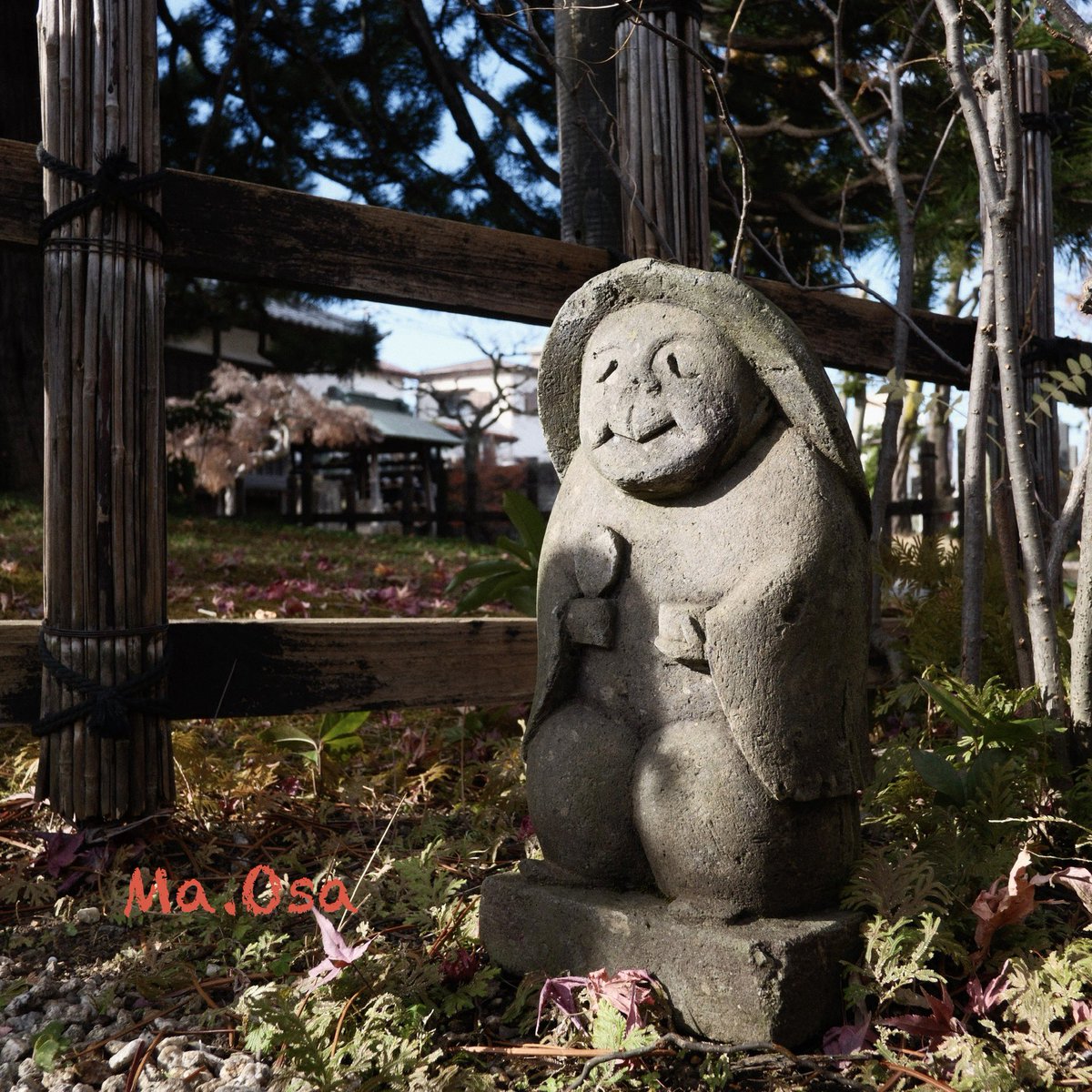 【石仏の足あと🐾】 
香福寺・神奈川県相模原市緑区
ややもすれば、通り過ぎてしまう程の小さなお地蔵さん。偶然とはいえ、会えて良かった。手に持つはしゃもじとお茶碗か。#神奈川県　#相模原市緑区　#香福寺　#寺巡り　#石仏　#地蔵　#写真　#スクエアフォーマット　#フジフイルム　#リアラエース