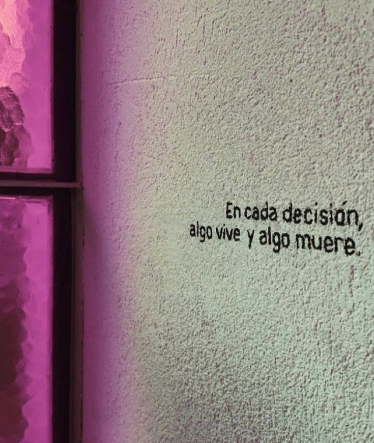Cementedelibros's tweet photo. Me gusta volver cada fin de año a esta frase para recordar que en casa decisión que tomamos es un pequeño acto de creación y de renuncia. Al elegir un camino, damos vida a una versión de nosotros mismos mientras dejamos atrás otras posibilidades que nunca sabremos cómo serían… https://t.co/jASNKLGm77