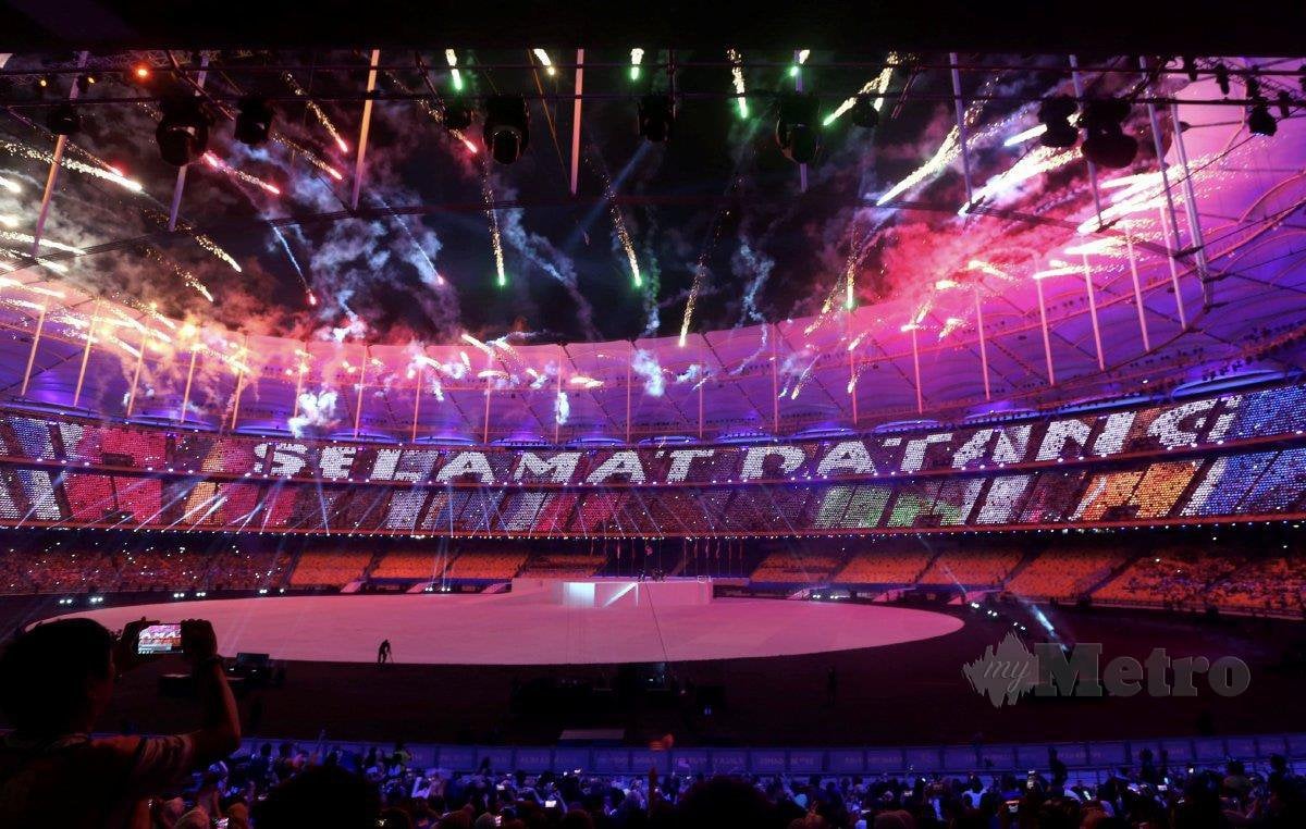 craigansibin's tweet photo. 🔵🔴🟡⚪️

10 bangunan ikonik disinari pancaran Jalur Gemilang, raikan Malaysia sebagai tuan rumah Sukan SEA Ke-34

Sebanyak 10 bangunan ikonik di empat negeri yang bakal menjadi tuan rumah Sukan SEA 2027 akan ‘bermandi’ cahaya menerusi pancaran warna Jalur Gemilang bermula jam 7 malam, sempena upacara penyerahan bendera Persekutuan Sukan SEA (SEAGF).

1. Menara Berkembar Petronas
2. Menara Kuala Lumpur
3. Menara DBKL
4. KOMTAR
5. PWCC Penang
6. Jambatan Sultan Abdul Halim
7. Jambatan Satok
8. Bangunan Dewan Bandaraya Kuching Utara
9. Darul Hana Musical Fountain
10. Iskandar Puteri

“Pencahayaan bangunan dengan warna Jalur Gemilang ini adalah simbolik kepada sambutan Malaysia sebagai tuan rumah Sukan SEA buat kali ketujuh. Kami mahu peminat sukan dan rakyat Malaysia, khususnya turut berasa teruja dan gembira dengan sambutan ini,”

https://t.co/88brPDOuCQ

#SEAGames2025 #SEAGames2027