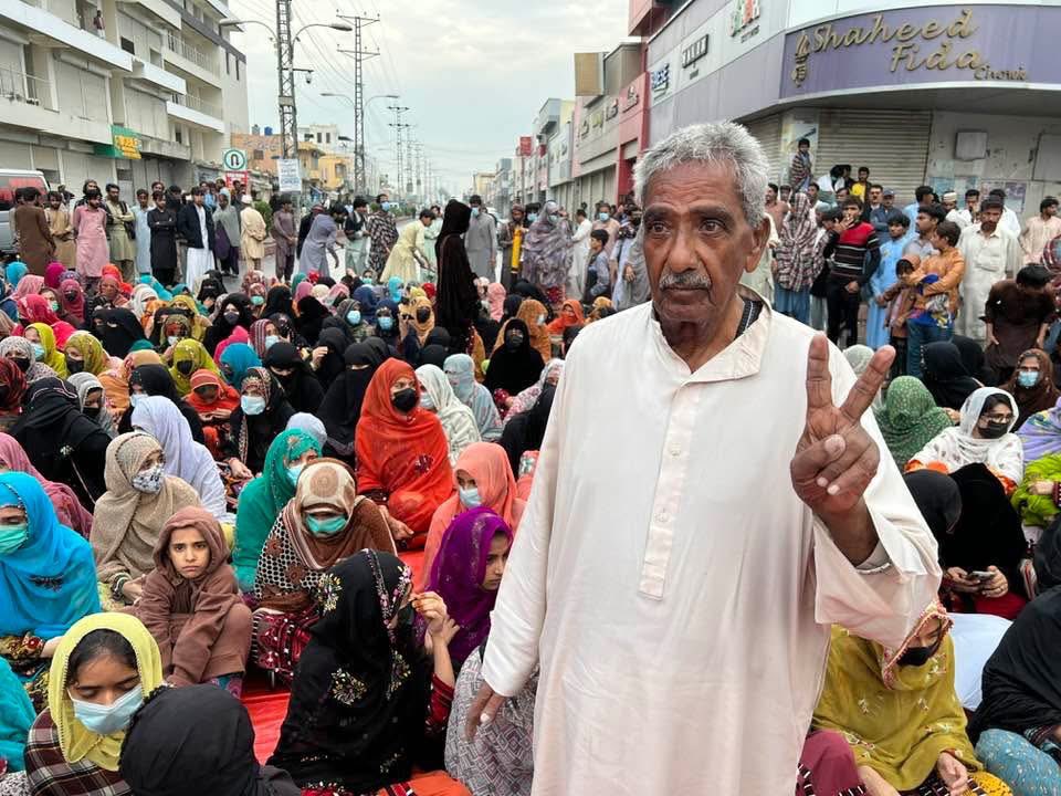 انتہائی تکلیف دہ لمحہ 
ماما قدیر بلوچ کا ہم سے رخصت ہونا ایک عہد کے خاتمے جیسا ہے۔ ایک  دہائی سے زائد  جمہوری جدوجہد اور بلوچستان میں لاپتہ افراد کے لیے اُن کی ثابت قدم آواز ہمیشہ یاد رہے گی۔ اب کوئٹہ پریس کلب کے سامنے ویرنگی ہوگی۔دکھ اور احترام کے ساتھ اللہ اُن کے درجات بلند کرے