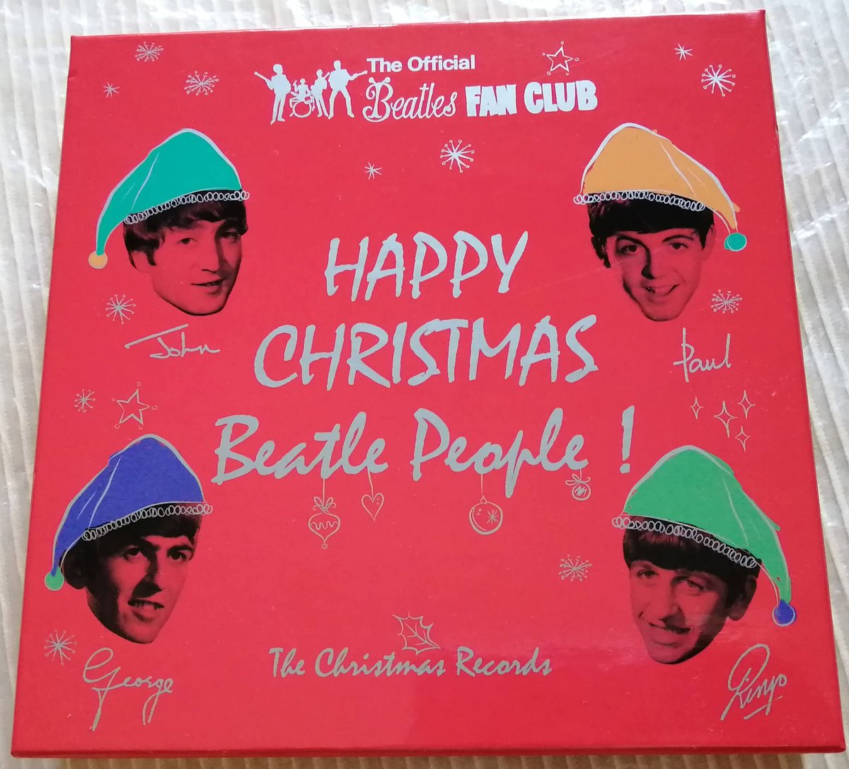 Caja de vinilos que agrupa los siete discos q en Navidades los Beatles,desde 1963 a 1969, regalaban a sus fans a través del club de fans de los Beatles.
Esos discos además de canciones incluían mensajes navideños de su propia voz. 
Una joya q tengo en casa.
Feliz Navidad Beatle!!