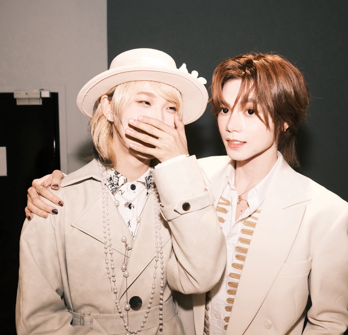 wordsmithsix's tweet photo. โอบด้วยไอเจี้ย สองหม่อมราชวงศ์ที่พบรักกันตอนไปเรียนต่อที่ปารีสมั้งเดาๆ คนนึงเรียนแฟชั่นคนนึงเรียนฟิล์ม กลับไทยทีก็ฮือฮากันไปทั้งพระนคร https://t.co/Y2sKfBEH4A