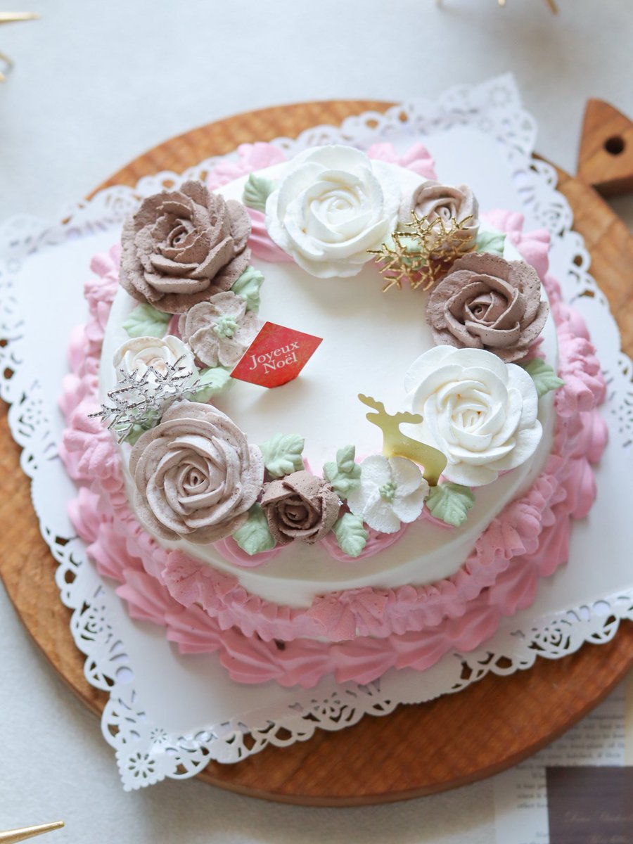 UmaiTakei's tweet photo. めちゃくちゃ久しぶりにXを！
盛り盛りデコレーションなフラワーケーキを作りました🥰
最近あんこのお花絞りを練習してて、ずっと停滞してたんですが、ホイップクリームで絞るとあっさり？自分の理想に近い形で絞れました🙌
しかしまだまだ精進が必要だ…
#cotta #コッタ #コッタアンバサダー https://t.co/IfaE98lxgI