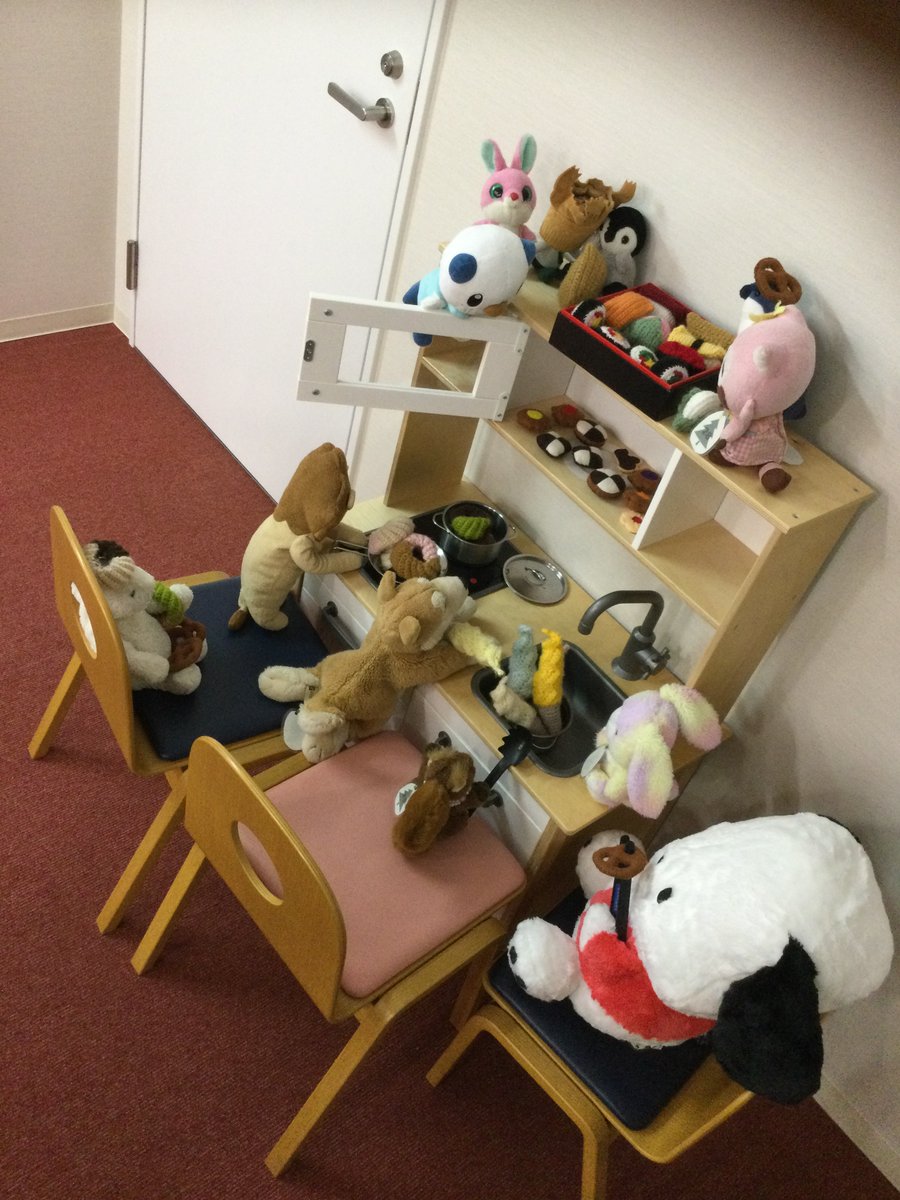 児童室を探検していたら、楽しそうな台所を発見！明日の朝ごはんをみんなで作ろう！