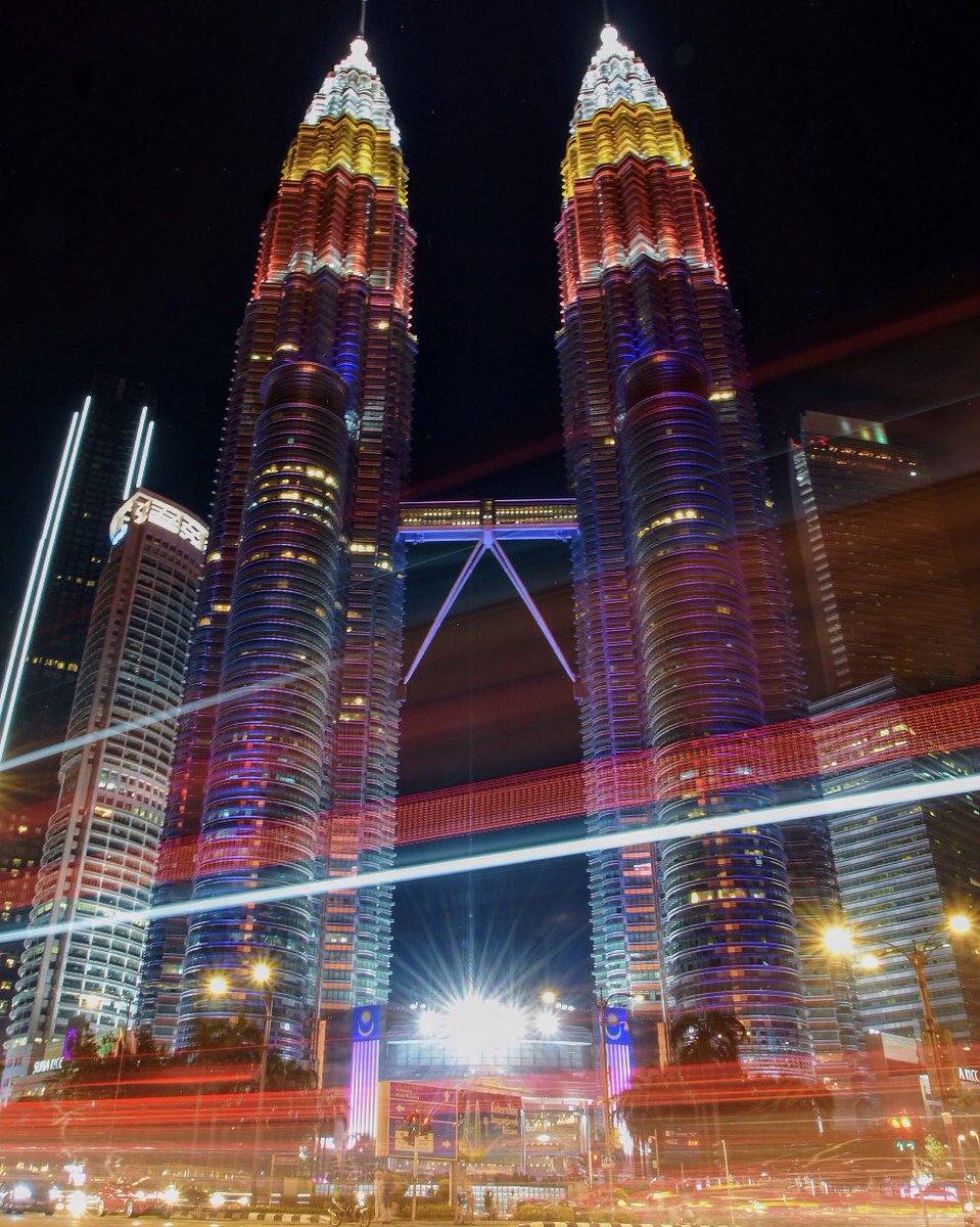 craigansibin's tweet photo. 🔵🔴🟡⚪️

10 bangunan ikonik disinari pancaran Jalur Gemilang, raikan Malaysia sebagai tuan rumah Sukan SEA Ke-34

Sebanyak 10 bangunan ikonik di empat negeri yang bakal menjadi tuan rumah Sukan SEA 2027 akan ‘bermandi’ cahaya menerusi pancaran warna Jalur Gemilang bermula jam 7 malam, sempena upacara penyerahan bendera Persekutuan Sukan SEA (SEAGF).

1. Menara Berkembar Petronas
2. Menara Kuala Lumpur
3. Menara DBKL
4. KOMTAR
5. PWCC Penang
6. Jambatan Sultan Abdul Halim
7. Jambatan Satok
8. Bangunan Dewan Bandaraya Kuching Utara
9. Darul Hana Musical Fountain
10. Iskandar Puteri

“Pencahayaan bangunan dengan warna Jalur Gemilang ini adalah simbolik kepada sambutan Malaysia sebagai tuan rumah Sukan SEA buat kali ketujuh. Kami mahu peminat sukan dan rakyat Malaysia, khususnya turut berasa teruja dan gembira dengan sambutan ini,”

https://t.co/88brPDOuCQ

#SEAGames2025 #SEAGames2027
