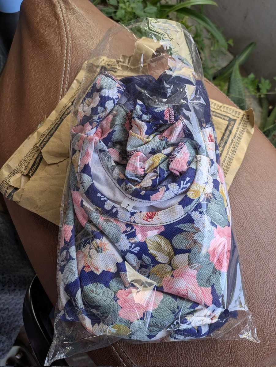 Rajice87's tweet photo. @MyntraSupport This seller scammed me. Need support from your end. It's a prepaid order. I ordered 9 dresses but received only one in a single package. Pics and video attached for your reference. Need swift action. https://t.co/S2q7t85h6b