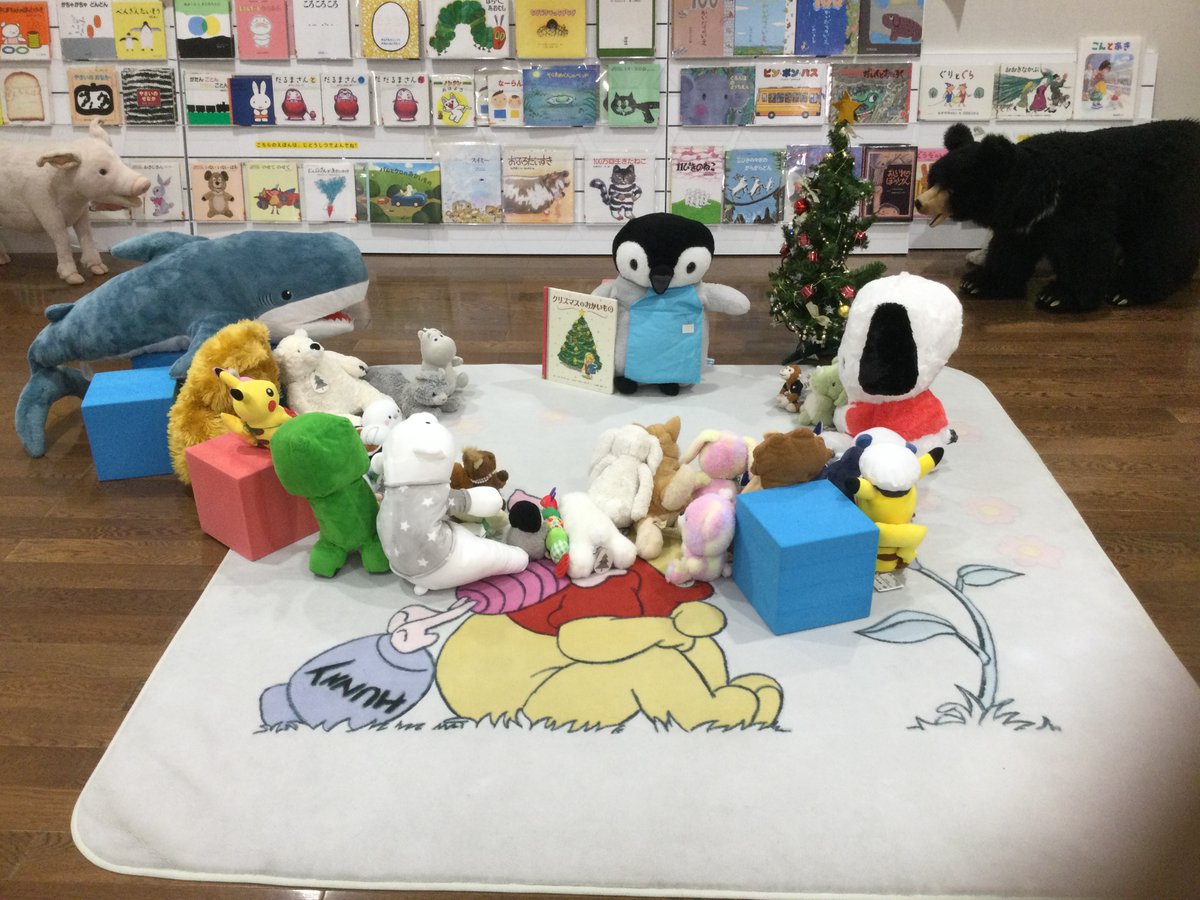 普段は子どもがたくさんいる児童室だけど、夜になるとこんなに静かなんだね！明日借りていく絵本を見つけよう♪絵本のよみきかせもしてもらったよ😀