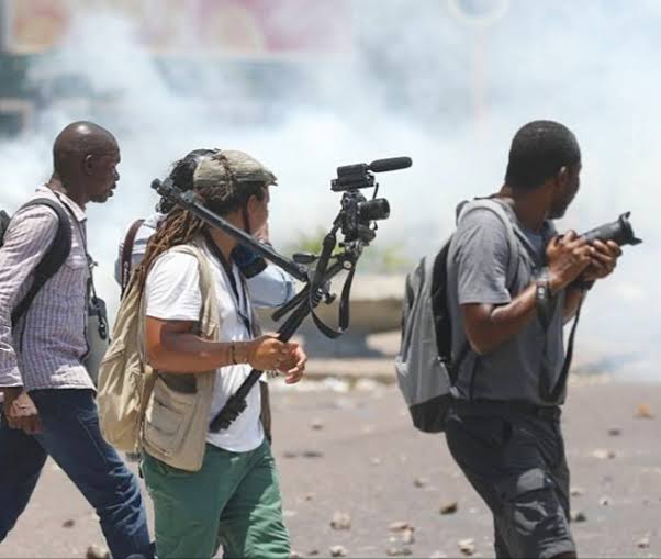 glcsms's tweet image. Uganda’s journalism faces threats, with violations rising between 2018 and 2020, says the Human Rights Network of Journalists, as Uganda fell to 132/180 in 2022.