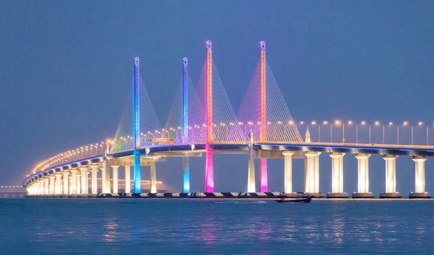craigansibin's tweet photo. 🔵🔴🟡⚪️

10 bangunan ikonik disinari pancaran Jalur Gemilang, raikan Malaysia sebagai tuan rumah Sukan SEA Ke-34

Sebanyak 10 bangunan ikonik di empat negeri yang bakal menjadi tuan rumah Sukan SEA 2027 akan ‘bermandi’ cahaya menerusi pancaran warna Jalur Gemilang bermula jam 7 malam, sempena upacara penyerahan bendera Persekutuan Sukan SEA (SEAGF).

1. Menara Berkembar Petronas
2. Menara Kuala Lumpur
3. Menara DBKL
4. KOMTAR
5. PWCC Penang
6. Jambatan Sultan Abdul Halim
7. Jambatan Satok
8. Bangunan Dewan Bandaraya Kuching Utara
9. Darul Hana Musical Fountain
10. Iskandar Puteri

“Pencahayaan bangunan dengan warna Jalur Gemilang ini adalah simbolik kepada sambutan Malaysia sebagai tuan rumah Sukan SEA buat kali ketujuh. Kami mahu peminat sukan dan rakyat Malaysia, khususnya turut berasa teruja dan gembira dengan sambutan ini,”

https://t.co/88brPDOuCQ

#SEAGames2025 #SEAGames2027