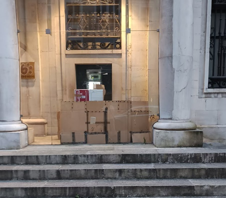 A veces, el mayor frío que sienten los invisibles no viene del invierno, sino de la indiferencia de quienes pasan de largo sin ver al ser humano que hay debajo de la manta."
Recuerda que un saludo o una mirada pueden ser el primer paso para devolverles su lugar en el mundo.