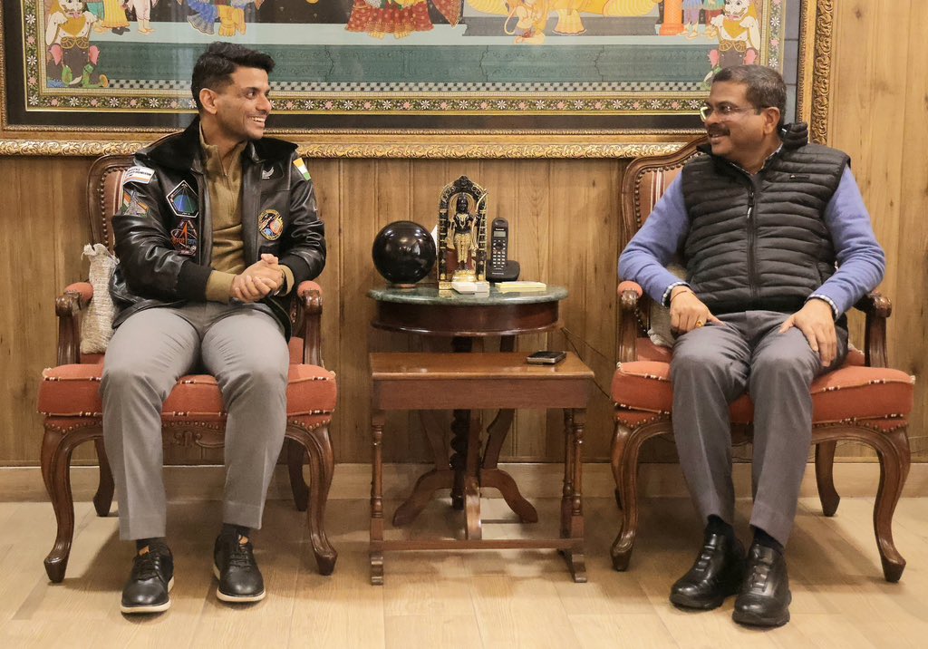 DDNewsOdia's tweet image. 🧑‍🚀କେନ୍ଦ୍ର ଶିକ୍ଷାମନ୍ତ୍ରୀ @dpradhanbjp ଆଜି ନୂଆଦିଲ୍ଲୀରେ ମହାକାଶଚାରୀ @gagan_shux ଙ୍କ ସହ କଥା ହୋଇଛନ୍ତି ।
🚀ସେ ଶୁଭାଂଶୁଙ୍କ ସହ ବିଦ୍ୟାଳୟ ଏବଂ ଉଚ୍ଚଶିକ୍ଷା କ୍ଷେତ୍ରରେ ମହାକାଶ ଶିକ୍ଷା ଓ ଗବେଷଣାକୁ କିପରି ସାମିଲ କରାଯାଇ ପାରିବ ସେ ନେଇ ଆଲୋଚନା କରିଛନ୍ତି ।
 #SpaceEducation