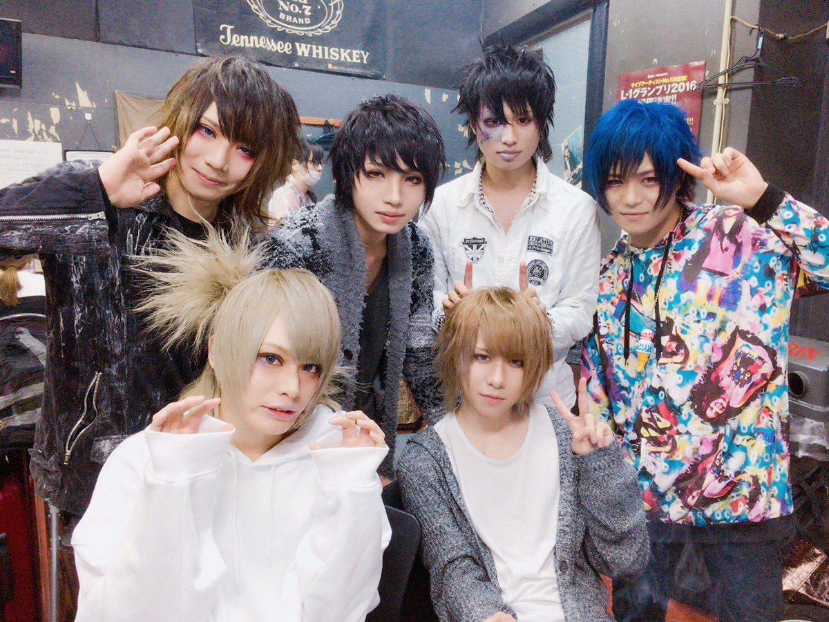 Dr_mitsu's tweet photo. 明日1月21日のチケ発だよー！
購入はリンクから！
多くのバンギャルちゃんが集結してくれる予定なんで早めにゲットしちゃってください！
ホリデーぱんぱんにしたいんで是非お友達とか上がっちゃったバンギャちゃんとか誘い合ってきてくれたら嬉しいです！
ドマイナーが何言ってんねんって感じやけど昔の景色もう一回みんなでつくろ！

https://t.co/LdbDe9BM02

#v系 #V系 #V系好きな人と繋がりたい