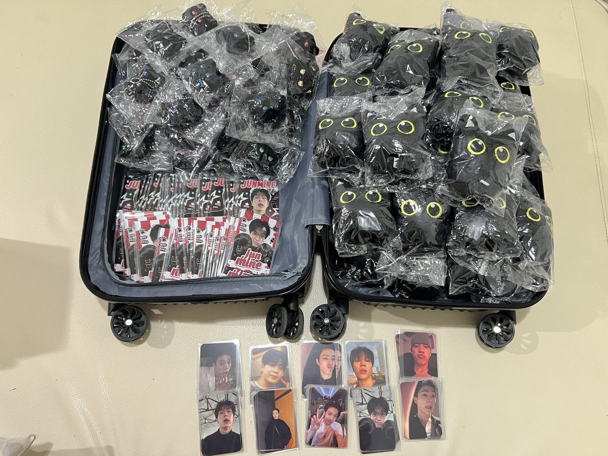 ทุกคนนน พรุ่งนี้ฝากมารับน้องกลับบ้านกันเยอะๆน้า ตุ๊กตามีลายละ 50 ชิ้น สมุดจิ๋วมี 100 รวมๆแล้วประมาณ 200 ชิ้นเลย การ์ดข้างล่างเราแจกไปกับตุ๊กตา ตัวละ1 ใบ ตุ๊กตาจะได้การ์ดทุกชิ้นเลย แต่เราขอสุ่มการ์ดให้นะคะ ได้แค่คนละ 1 ชิ้น มารับกันเยอะๆน้าา
#AnDชำร่วย #AnD_NewChapter_IN_BANGKOK