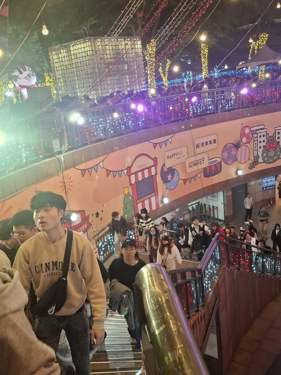 wpcnir's tweet image. 新北耶誕城的人潮,絲毫不受昨天隨機殺人影響...