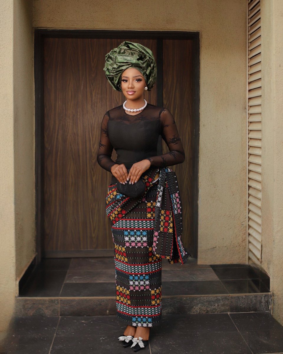 VivianIfeomaOj's tweet image. I’m dressed in Igbo Akwete and Ichafu to showcase the beauty of Igbo attire.