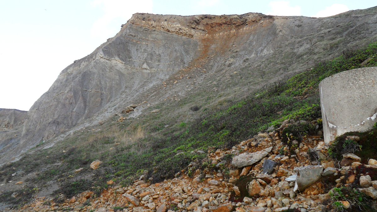 Thursday's heavy rain has caused large rocks to fall from West Cliff at the western end of The Promenade, taking out some railings. Permanent barriers protect public from the area. #WestBay