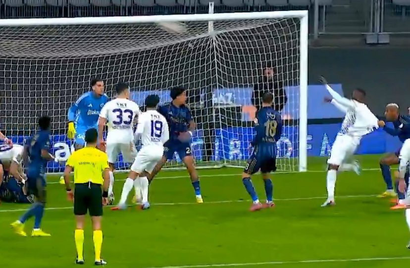 <a href="/fotomac/">Fotomaç</a> Eyüpün net penaltısını bilerek isteyerek vermediler, bu ligin bir gerçekliği yok bir takım zorla yarışta tutuluyorsa. Hakemler TFF Başkanından ve tehditlerinden korktuğu için fenere karşı hiç bir şey veremiyor!!