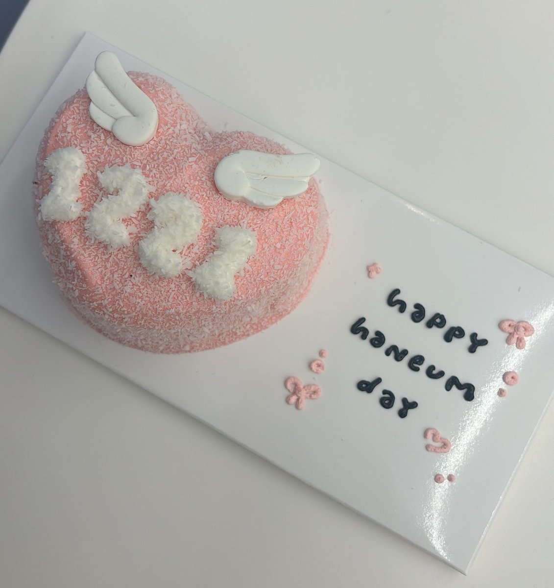 hanenyan__'s tweet photo. 한음 생일축하해💕︎💕︎💕︎
세계 제일의 아이돌이자 사랑하는 사람
이렇게 계속 행복하고 웃는 얼굴로 지내길 바래🍀✨
오늘 만날 수 있는거 기대하고 있어! 계속 사랑할꺼야!!🩷

#대천사_한음_강림하신_날
#HANEUM_IS_OUR_OMNIBUS
#장한음 #한음 #JANGHANEUM 
#HANEUM #ハヌム #张瀚音 https://t.co/Vddn74eRI6