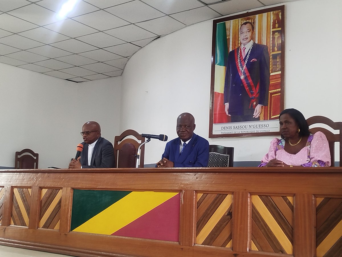 AssocATHAMMEnvi's tweet photo. Le jeudi 18 décembre 2025, le président de @AssocATHAMMEnvi a été convié par le promoteur de Sainte Lucie Ispslo, l'abbé Gervais Protais YOMBO, à participer à la cérémonie de bénédiction des 48 étudiants lauréats du Brevet de Technicien Supérieur. @PR_Congo @ASoudanNonault https://t.co/DSDEIPMyMQ