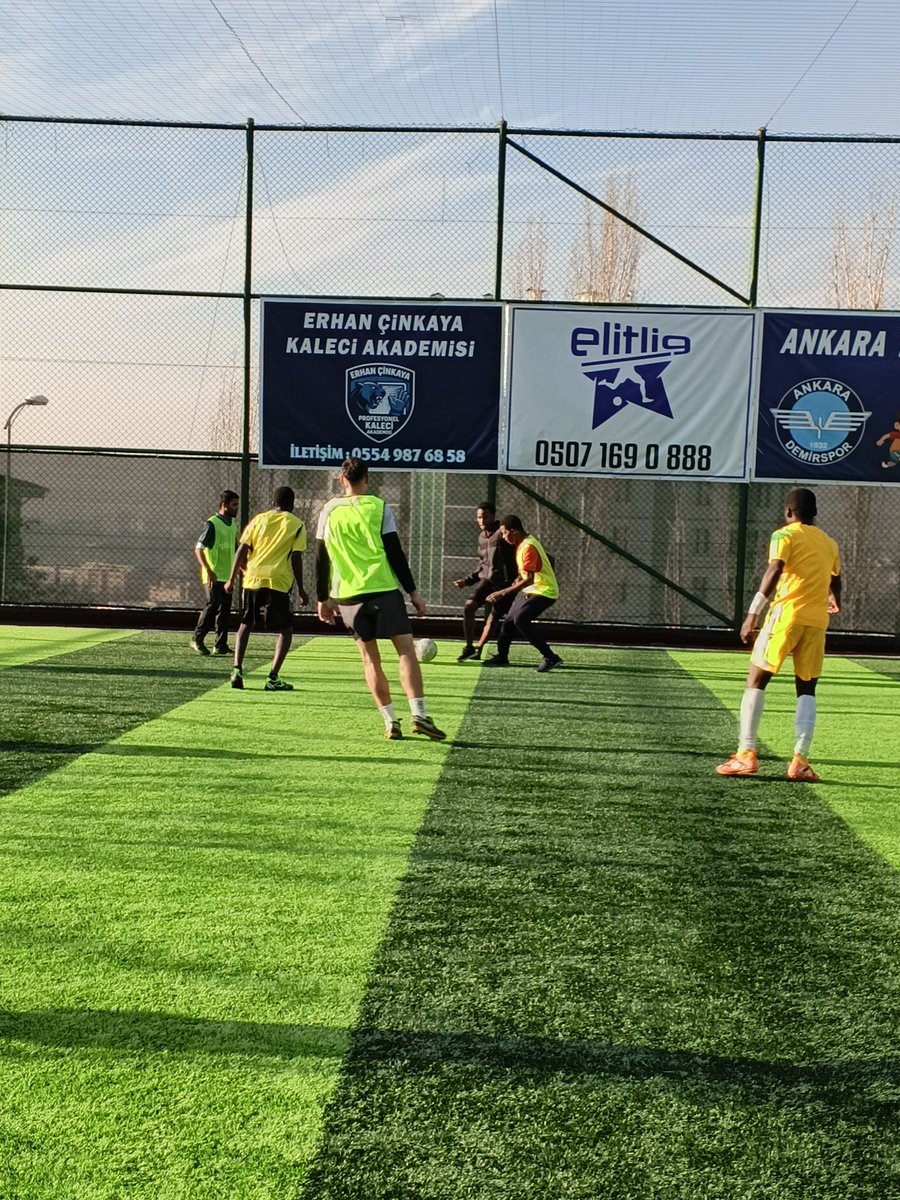 TDV Ankara İl Eğitim Hizmetleri Koordinatörlüğü olarak öğrencilerimize yönelik halı saha etkinliği gerçekleştirdik. Final sınavları öncesinde düzenlenen bu faaliyet, öğrencilerimizin stres atmasına ve güzel vakit geçirmesine katkı sağladı.
<a href="/DiyanetVakfi/">Türkiye Diyanet Vakfı</a> 
#tdv