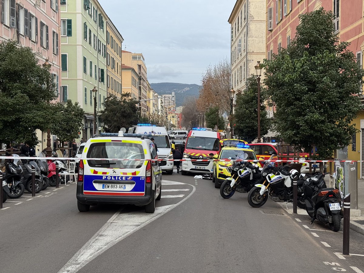 Partitu_FemuAC's tweet image. Un homme menaçant, armé d’un couteau, a été abattu par les forces de l’ordre à Aiacciu, après que deux Ajacciens se soient interposés. 

Ce drame intervient à quelques jours des fêtes de Noël alors que de nombreux Ajacciens partageaient un moment de convivialité, en famille et…