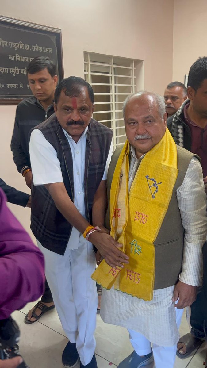 BBormundla's tweet photo. आज माननीय भाजपा के वरिष्ठ नेता एवं मध्यप्रदेश विधानसभा के स्पीकर, आदरणीय श्री नरेन्द्र सिंह जी तोमर के उज्जैन आगमन पर सर्किट हाउस में उनका आत्मीय स्वागत किया। https://t.co/I0BFVzG6Ek